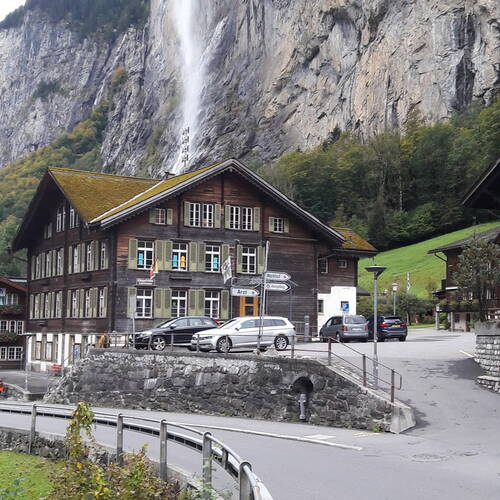 foto-altes-schulhaus-quadrat.jpg foto-altes-schulhaus-quadrat.jpg